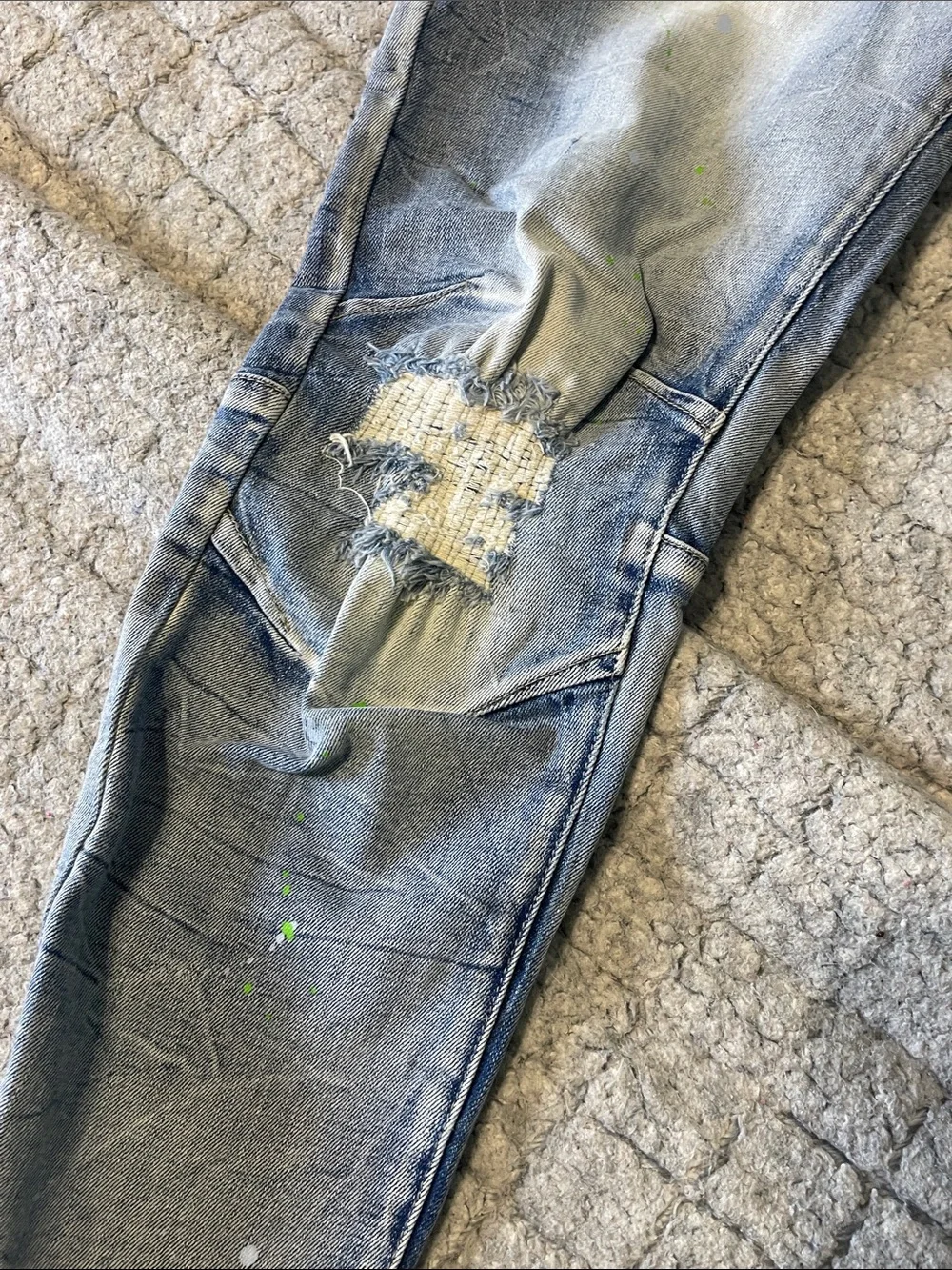 Kloud9 light Wash Skinny Men’s Jeans with Distressed Knees paint splatter 34/32